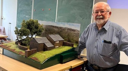 Jean De Wolf met maquette, de hoeve “Wuthering Heights”, naar de roman van Emily Brontë